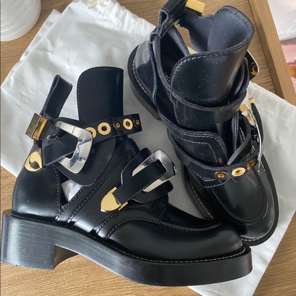 I’m selling cause they don’t fit me - Picture 1 of 4